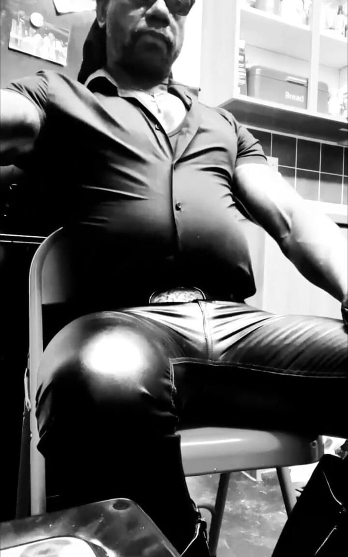 Black mature kinky muscle: Schwarzer muskel masturbation, sperma, flexibles hintern, nippelleder
