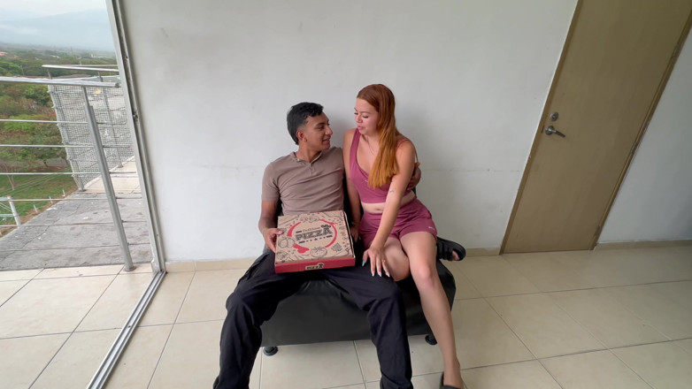 LILY_PUP: J’ai acheté une pizza à ma copine latina à gros cul, avec...