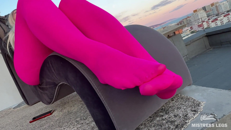 Mistress Legs: Tachinare roz din nailon pe acoperiș la apus - Picioare și Fund...