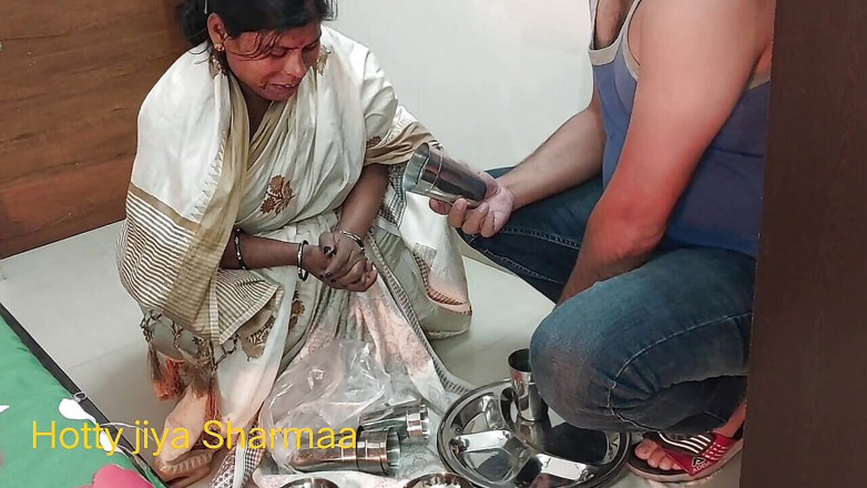 Hotty Jiya Sharmaa: Desi Amma menanggalkan sareenya, membuatkannya bogel dan dikongkek keras