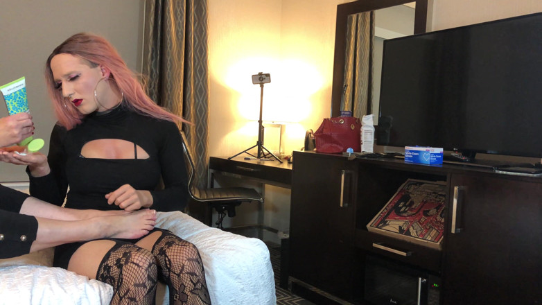 Sissy Bailey Wilde: Hombre feminizado por compañero de cuarto como disciplina