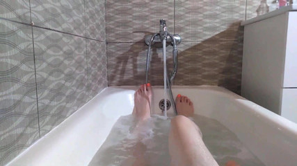 GinnaGg: Flaccida cespuglio fa un bagno e ammira le gambe pelose...