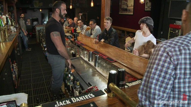 Bound in public: Berbulu dipukul dan dikongkek gangbang di bar awam.