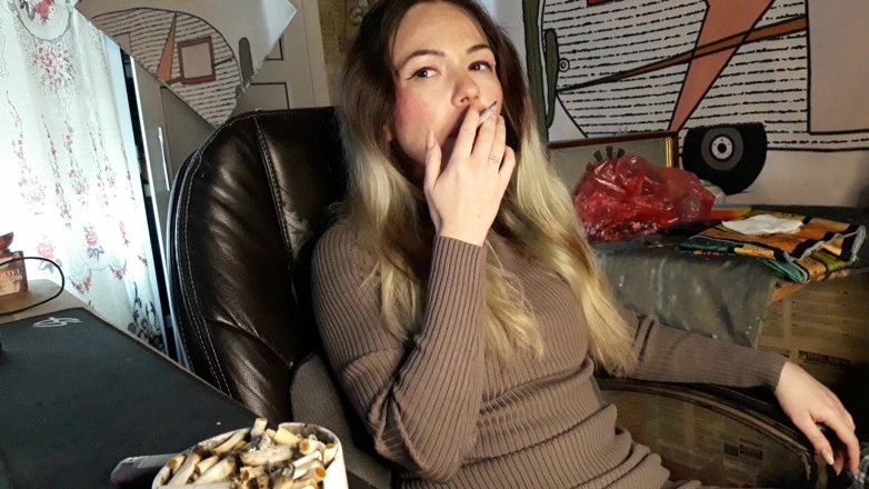 Blowjobs Alice: Esposa modesta fuma um cigarro