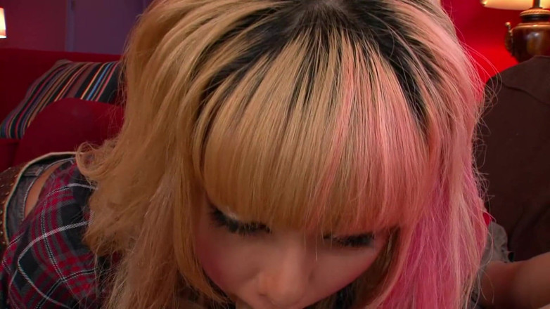 Pure Japanese adult video ( JAV): Japońska laska ssie dużego kutasa i tryska po tym, jak...