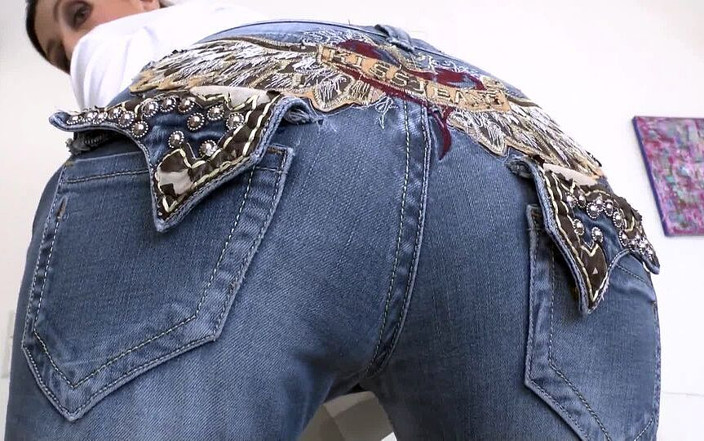 Lady Victoria Valente: Manjakan punggung seluar jeans saya dan melancap pada masa yang...