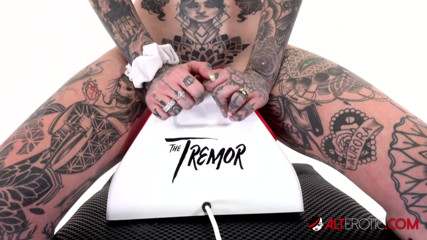 Alt Erotic: Amber Luke tatouée chevauche la secousse pour la première fois