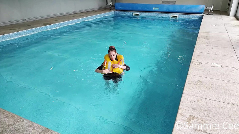 Sammie Cee: Examen de la camisole de sauvetage dans la piscine