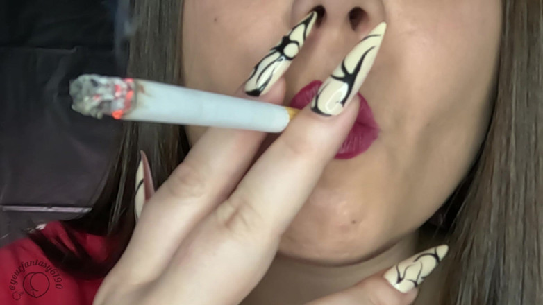Your fantasy studio: Lápiz labial rojo fumando cigarrillos grandes hinchados