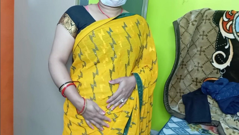 Manjushukla: Piękny Bhabhi ubrany w żółty sari