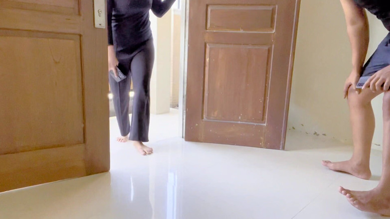 Nadalyne: Kunjungan ke rumah tetanggaku malah dientot habis-habisan di depan pintu