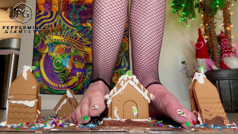 Peppermint Giantess: ジャイアンテスのクリスマス村、スローモーションの片思いがジンジャーブレッドハウスをスローモーションで破壊する