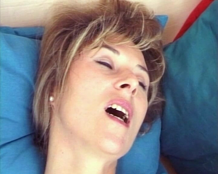 YOUR FIRST PORN: Jak si dospělé ženy honí – sexy Sarah