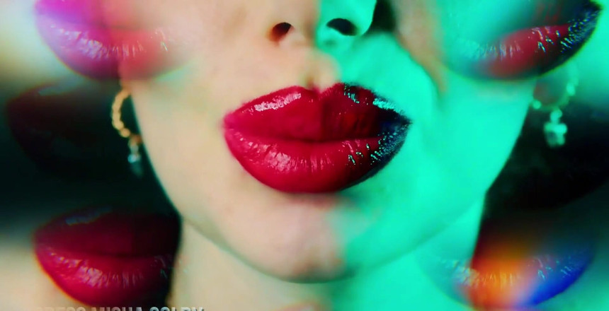Goddess Misha Goldy: Ти дійсно занадто до біса легко. Я люблю контролювати твій гаманець своїми гарненькими червоними губами.
