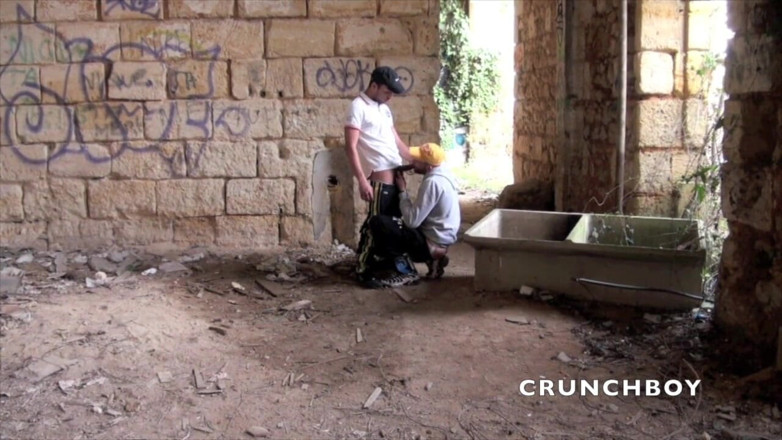 Crunch Boy: Băiat heterosexual futut de un twink latino în aer liber
