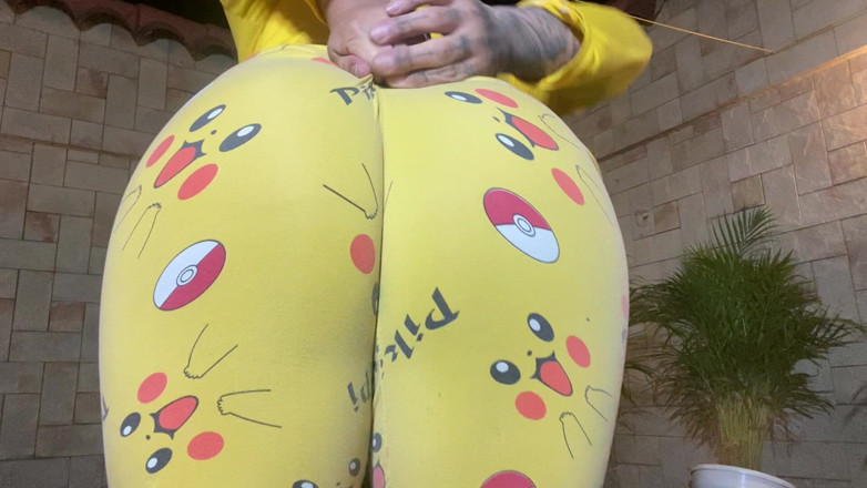 JessieRoss: 皮卡丘在我的花园里小便