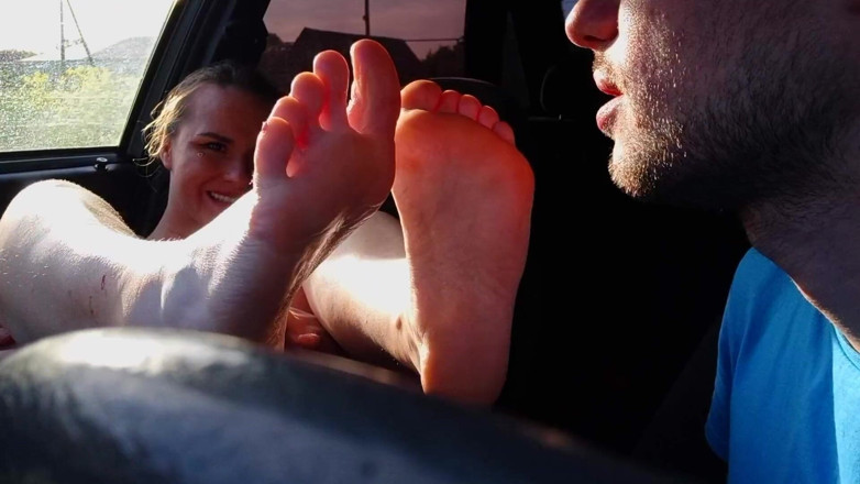 FoxyAndZaz: Le chauffeur de taxi lèche les pieds d'une blonde sur...