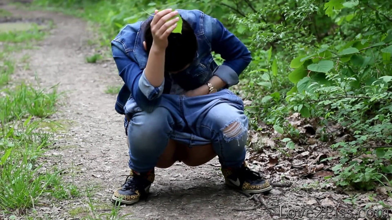 Love 2 Piss: 葉っぱで拭く
