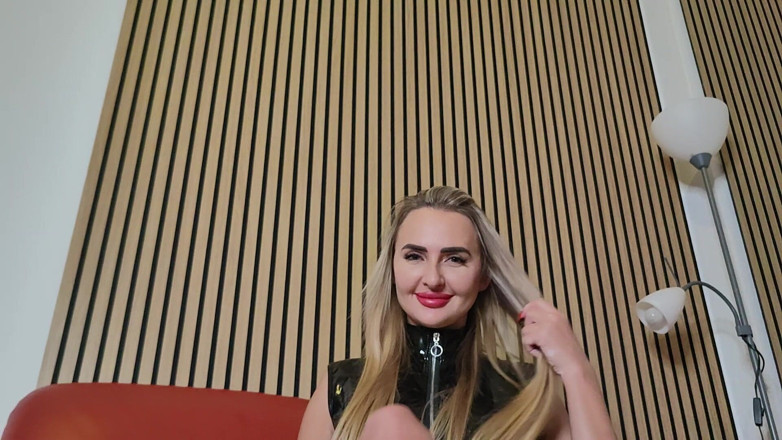 Goddess Lena: Piedi Bellissimi, Saliva Divina E Il Mio Sadismo...