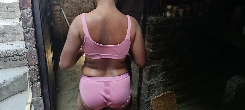 Village bhabhi sex: Shivani Bhabhi, vous pressez vos gros seins et présentez également votre...