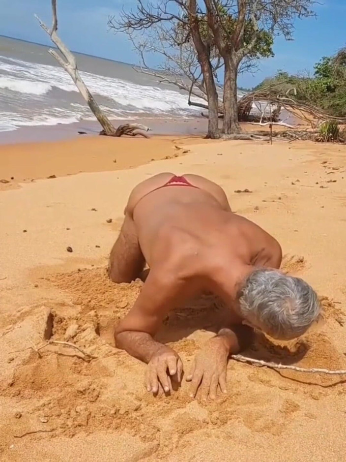 Ladysilvas: Ladysilva De Calcinha Vermelha Na Praia Exibindo Sua Bunda Gostosa