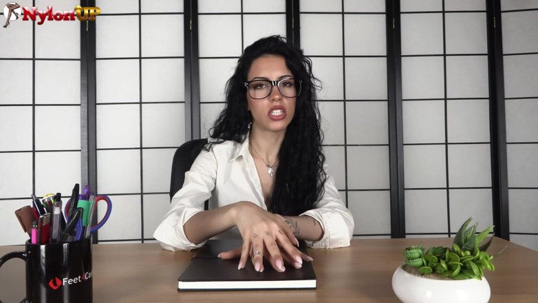 FootFetish Girls With Sex Toys and Nylons: Signora boss dai capelli ricci punisce la sua segretaria arrapata...
