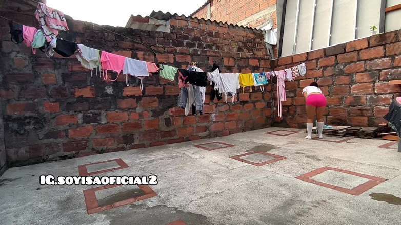 Isabel: Ich schmutzige meine socken im garten
