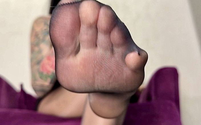 Julia domaina: Collants noirs, pieds arrosés avec de longs orteils et la...
