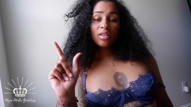 Mya Mula Goddess: Prata med handen middle finger förlorarsymbolen