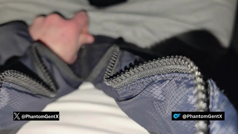 PhantomGentX: Chico alemán con precum en polla gris se masturba en...