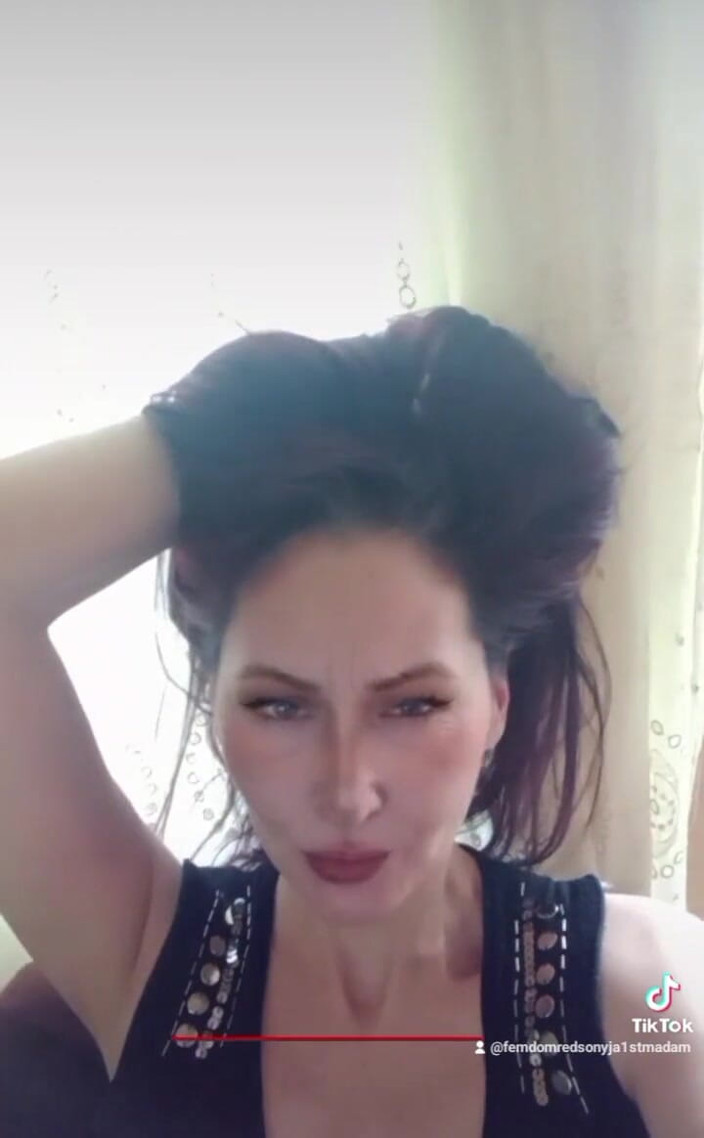 Dominatrix Redsonyja: Solo unos pocos de mis papeles favoritos después del viaje...
