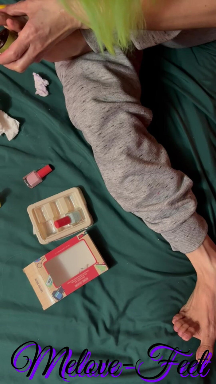 Naelor: Melove nettoie ses doigts et se fait baiser les ongles