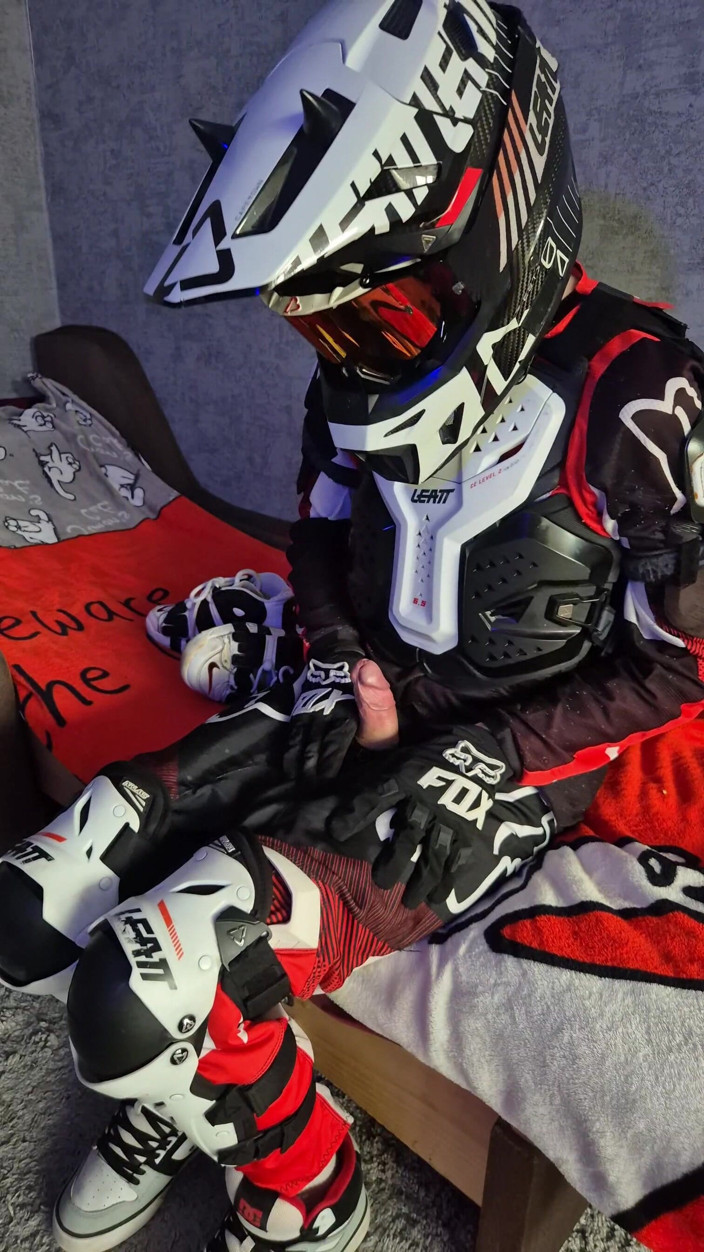 Sneakersmax98: Un chico emocionado con marchas de motocicleta se folla las...