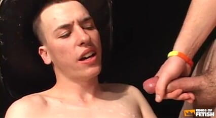 Gay Diaries: Tio tatuado con pezones perforados folla un twink en trío...