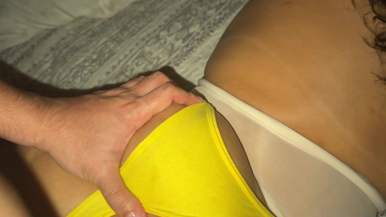 SENSESEX: सौतेली मम्मी अपनी पारदर्शिता के साथ मुझे गर्म करती है और मैं उसकी चूत में वीर्य बनाता हूं