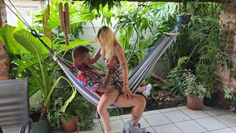 Sparowdox: Vacances à Hawaï, petite amie salope au-dessus