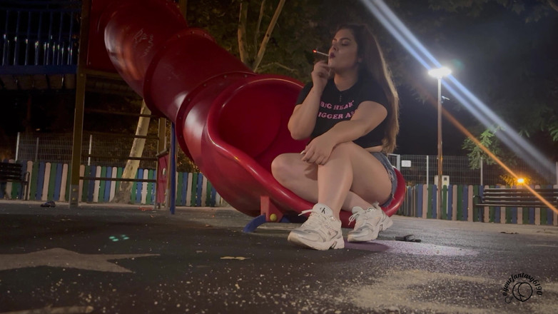 Your fantasy studio: Seule dans le parc à minuit en fumant
