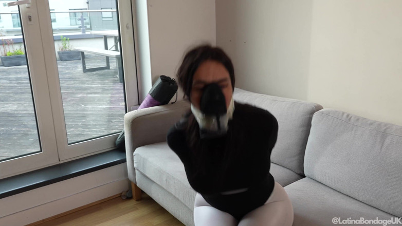 Latina Fetish: Hukuman Latina ditambat ketat, disedak dengan stokingnya, dan menghidu tumitnya...