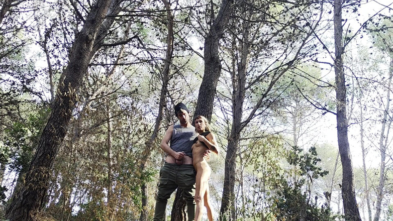 Magia Rosa: Marcher avec Cumshot dans le parc