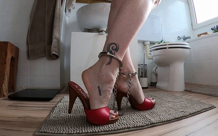 Sabdeluxe: Mules ile kelepçeli dildo sikişi