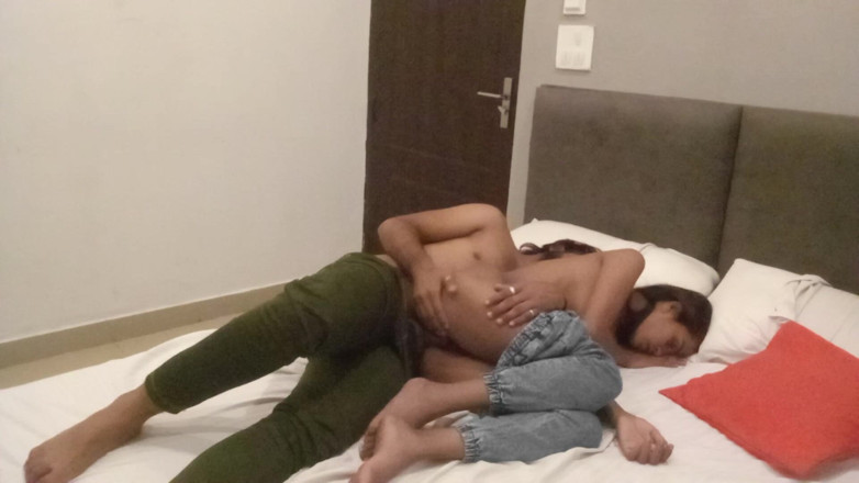 Indian college girls sex: Joven pareja india disfruta de sexo romántico después de la...