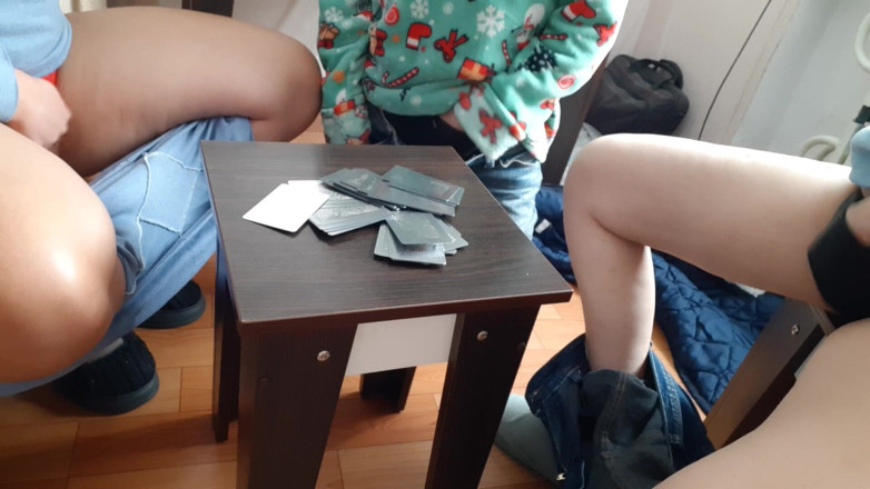 Lesbian-candys: 一个纸牌游戏变成了一个热辣的女同性恋三人行