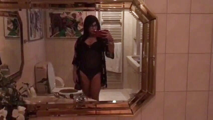 Tgirl Yaritza Vega: Stil de păr închis la culoare