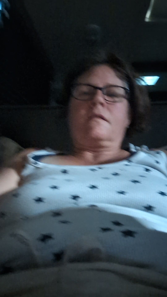 Jamponie Sexy Hot Milf: Une MILF GILF Se Fait Doigter La Chatte En Solo