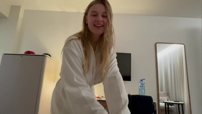JuiceLussie: Büyük yaraklı bir kurye jucie porno aktrisini sikiyor ve amına...