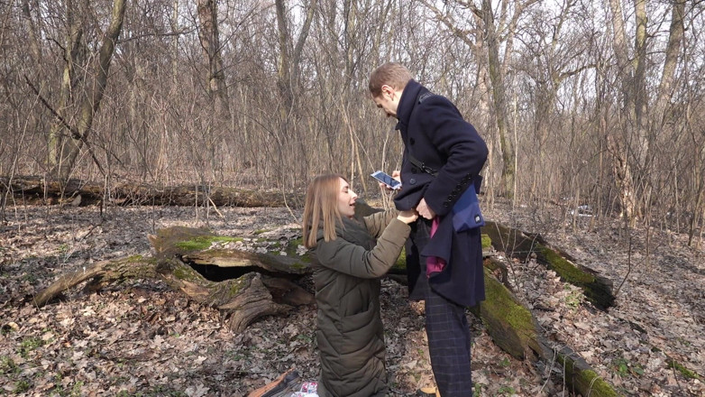 Anal Fans Couple: Ładna dziewczyna zrobiła słodki szybki lodzik w lesie na pierwszej...