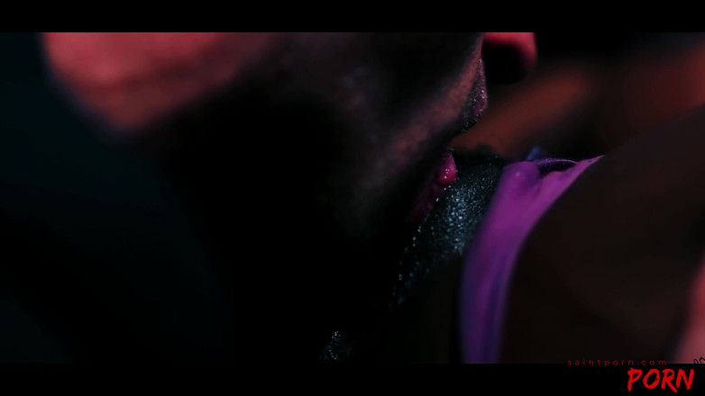 SaintPorn: Jasmine Webb Peint Son Visage Pour Une Nuit D’action