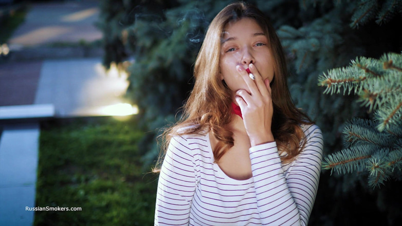 Russian Smokers: Une Russe sensueuse fume une cigarette par vagues