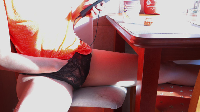 AnnaHomeMix: Si cantik memutuskan untuk melancap di Dawn Over a Cup...