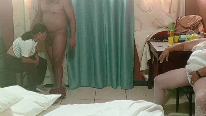 Sofixxx: Minha madrasta gosta de ver minha namorada e meia-irmã chuparem...